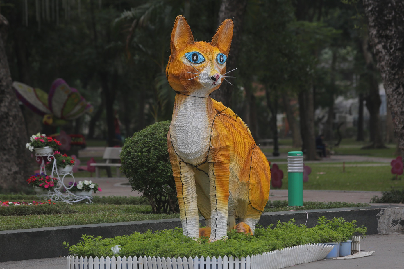 Thân hình gày gò và biểu cảm, tạo hình miệng của linh vật khiến mạng xã hội xôn xao. Ảnh: Duy Phạm