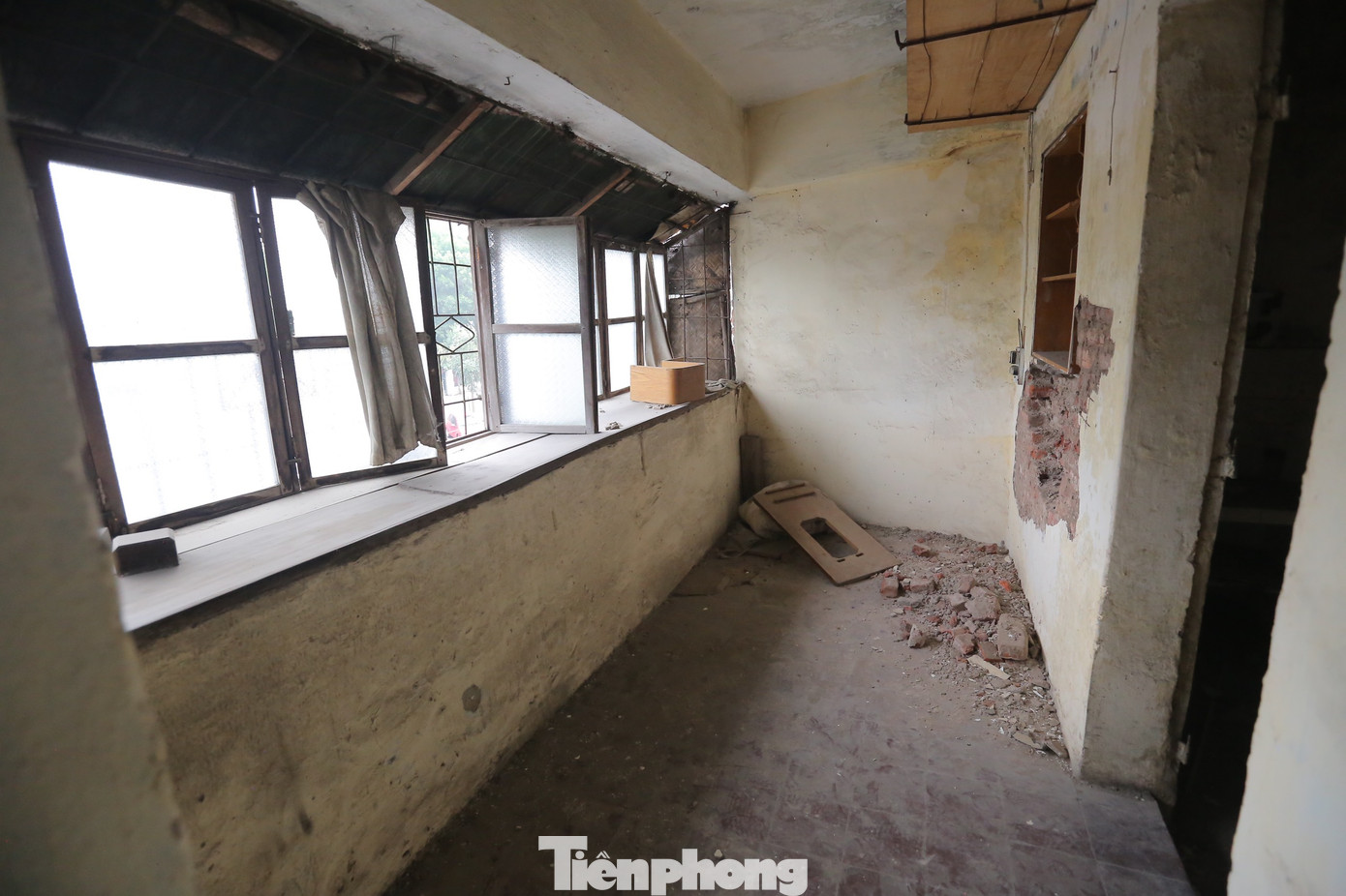 Ban Chỉ đạo cải tạo, xây dựng lại nhà chung cư cũ trên địa bàn thành phố Hà Nội cho biết, đối với 10 khu chung cư cũ ưu tiên cải tạo đợt 1 gồm 4 khu có nhà nguy hiểm cấp D (Giảng Võ, Thành Công, Ngọc Khánh, Bộ Tư pháp) và 6 khu có tính khả thi cao (Kim Liên, Trung Tự, Khương Thượng, Thanh Xuân Bắc, Thanh Xuân Nam, Nghĩa Tân), UBND các quận Ba Đình, Đống Đa, Thanh Xuân, Cầu Giấy cần khẩn trương thực hiện di dời các hộ dân khỏi nhà nguy hiểm cấp D, hoàn thành chậm nhất trong quý I/2023; khảo sát hiện trạng, kiểm định, lập quy hoạch, hoàn thành chậm nhất trong quý II/2023; tổ chức lựa chọn chủ đầu tư dự án trong quý III/2023.