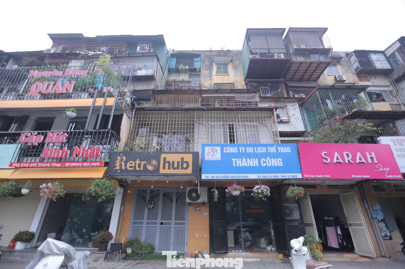 Tại buổi đối thoại, đại diện các hộ dân cho biết, họ ủng hộ chủ trương cải tạo chung cư cũ và sẵn sàng di chuyển để cơ quan chức năng xây dựng lại nếu những băn khoăn được giải quyết. Cụ thể, đại diện cư dân chung cư G6A không đồng tình với kết quả kiểm định, kiến nghị lập đoàn thanh tra về nội dung này. "Tôi và các hộ dân không ai thấy chung cư xuống cấp đến mức nguy hiểm. Đúng là nhà có nghiêng nhưng là nghiêng bền vững", ông Nguyễn Chi - cư dân toà nhà nói.