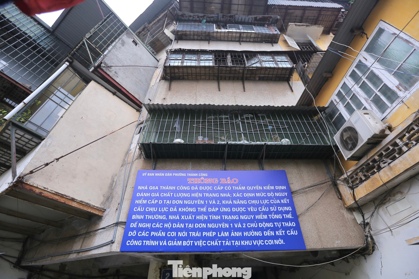 Theo UBND quận Ba Đình, nhà G6A Thành Công được cơ quan kiểm định công bố mức nguy hiểm cấp độ D từ năm 2016. Theo đó, người dân sinh sống trong toà nhà phải di chuyển để phá dỡ, xây dựng lại.