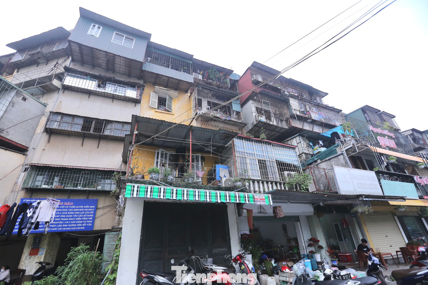 Với Khu tập thể Thành Công, theo quận Ba Đình, các cơ quan đang lập quy hoạch tổng mặt bằng và dự kiến trong tháng 2/2023 trình Sở QH&amp;KT để Sở báo cáo thành phố. Nếu tháng 3 thành phố phê duyệt quy hoạch tổng mặt bằng, khoảng tháng 4 thành phố sẽ ban hành tiêu chí lựa chọn nhà đầu tư. Trên cơ sở tiêu chí công khai, sau 15 ngày hội nghị nhà chung cư sẽ được tổ chức để người dân lựa chọn nhà đầu tư. "Nhanh nhất phải đến tháng 5/2023 mới chọn được nhà đầu tư, tháng 7 phê duyệt chủ trương, tháng 9 phê duyệt dự án. Thi công nhà chung cư hơn 20 tầng nên phải cuối 2024 mới xong được", ông Chiến nói.