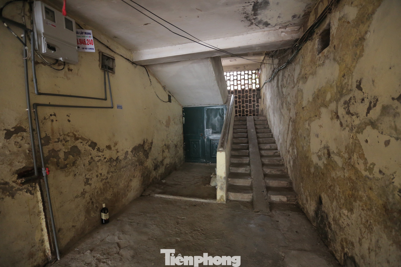 Bên trong chung cư G6A, tình trạng xuống cấp, hư hỏng còn rõ ràng hơn.