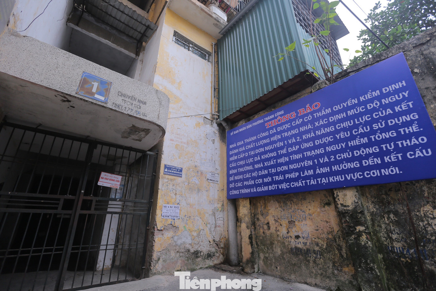 Cơ quan chức năng đã nhiều lần khảo sát và chỉ cần nhìn bằng mắt thường cũng thấy chung cư đã xuống cấp nguy hiểm. "Sau trận động đất gây thiệt hại lớn ở Thổ Nhĩ Kỳ, chính quyền rất lo lắng cho tính mạng, tài sản của nhân dân nên tổ chức cuộc đối thoại để lắng nghe tâm tư, nguyện vọng của bà con", Chủ tịch UBND quận Ba Đình Tạ Nam Chiến nói.