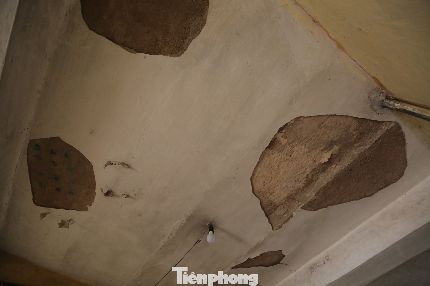 Bí thư Thành uỷ Hà Nội Đinh Tiến Dũng khẳng định, cải tạo, xây dựng lại chung cư cũ là nhiệm vụ quan trọng, cấp thiết của thành phố trong lộ trình xây dựng đô thị văn minh, hiện đại, đồng thời góp phần bảo đảm an toàn tính mạng và tài sản, ổn định đời sống cho nhân dân. Ông Dũng yêu cầu các sở, ngành liên quan phải phối hợp chặt chẽ với các quận trong triển khai các bước cải tạo chung cư cũ, đặc biệt là việc tháo gỡ các khó khăn, vướng mắc. Đồng thời, tăng cường tiếp xúc đối thoại, giải quyết kịp thời các kiến nghị chính đáng của người dân. Các cơ quan chức năng cần tiếp tục đẩy mạnh công tác tuyên truyền, vận động dưới nhiều hình thức nhằm tạo sự đồng thuận của nhân dân.