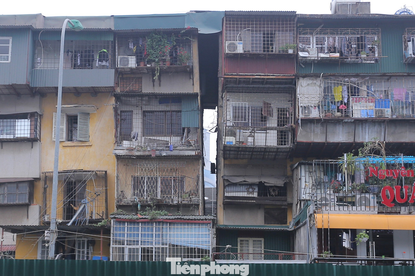Tuy nhiên, nhìn bằng mắt thường cũng có thể thấy, các khối nhà đã nghiêng rất nhiều.