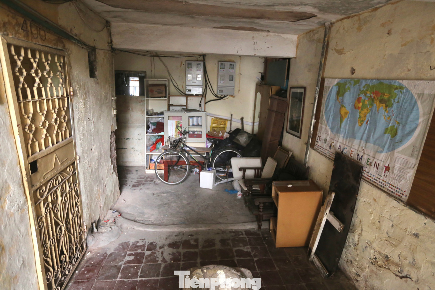 Tường nhà bong tróc.