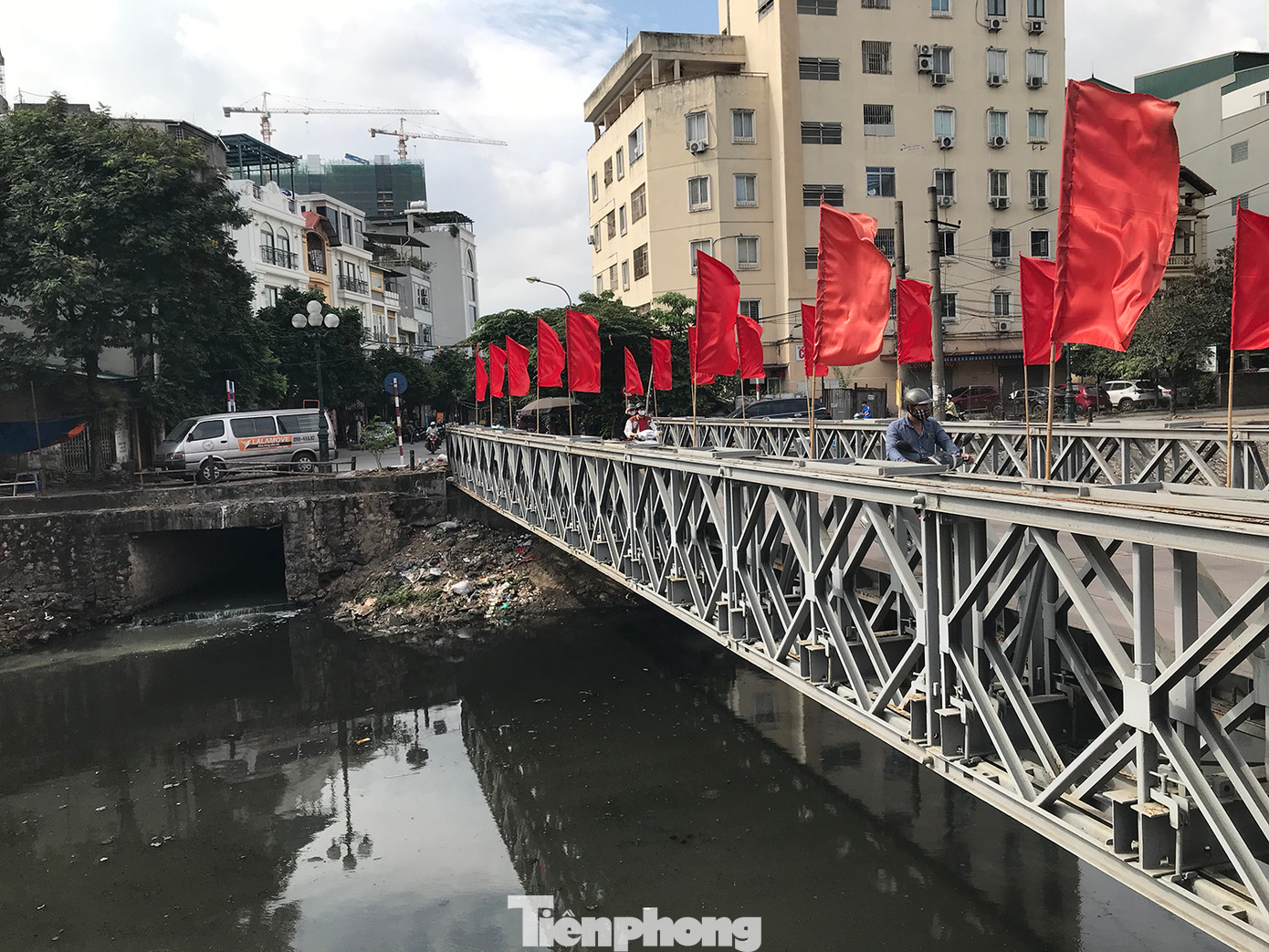 Cống nước thải đổ ra sông Kim Ngưu. Ảnh: Trường Phong Cống nước thải đổ ra sông Kim Ngưu. Ảnh: Trường Phong