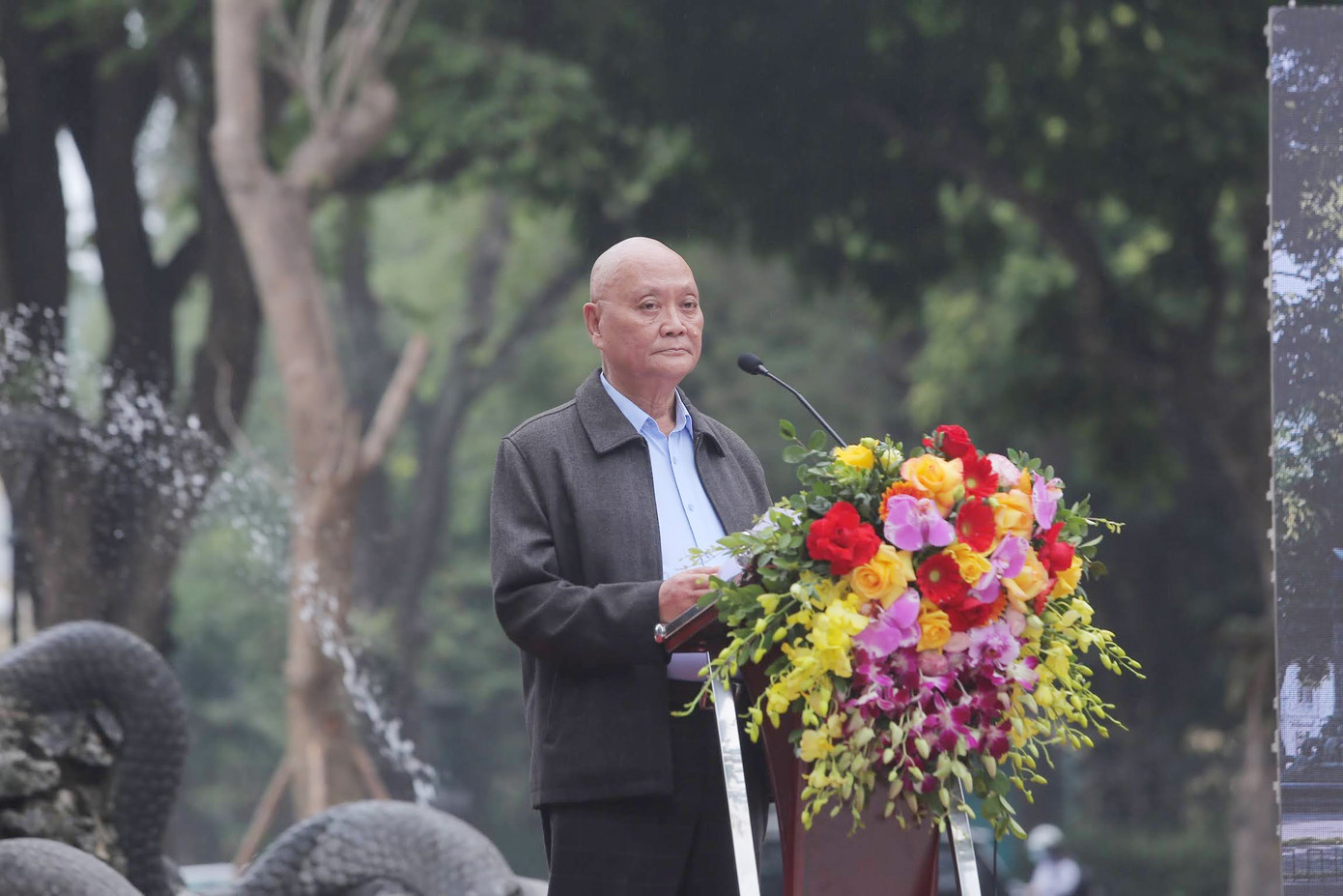 GS.TS. KTS Hoàng Đạo Kính đánh giá, dự án cải tạo vườn hoa Diên Hồng là tiếp sức lịch sử văn hoá. Ảnh: Duy Phạm