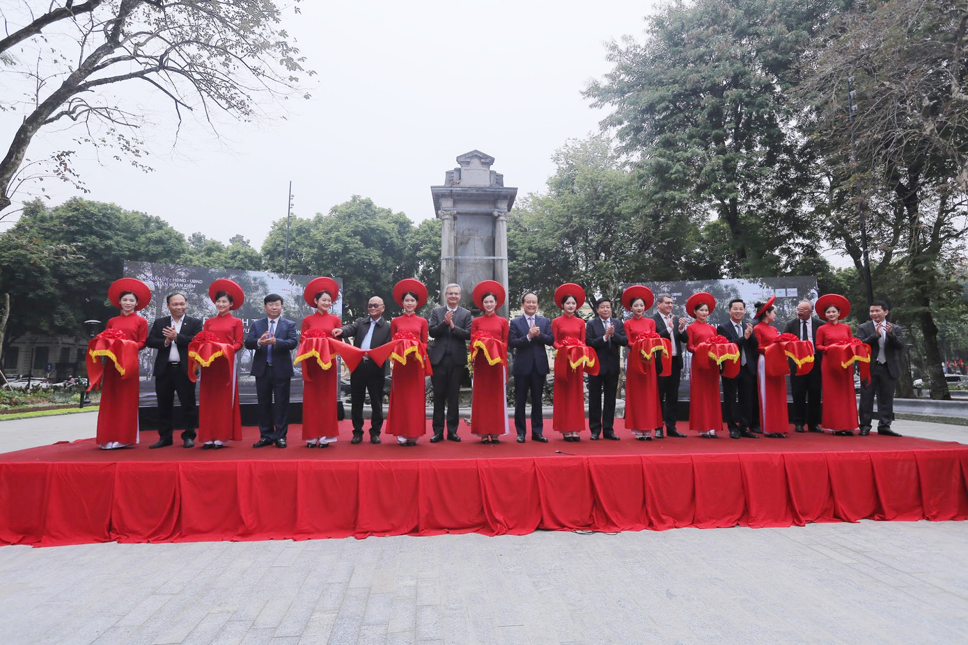 Các đại biểu cắt băng khánh thành công trình cải tạo vườn hoa Diên Hồng chiều 10/1. Ảnh: Duy Phạm