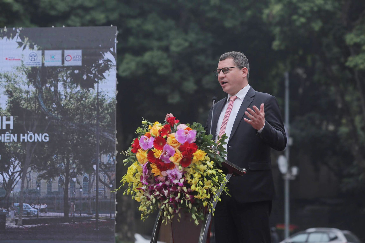 Ông Emmanuel Cerise, Giám đốc PRX-Vietnam - Đại diện Vùng Île-de-France tại Hà Nội - cho biết, dự án cải tạo vườn hoa Diên Hồng nhằm nâng cao chất lượng không gian đô thị, không gian công cộng cho người dân Hà Nội. Ảnh: Duy Phạm