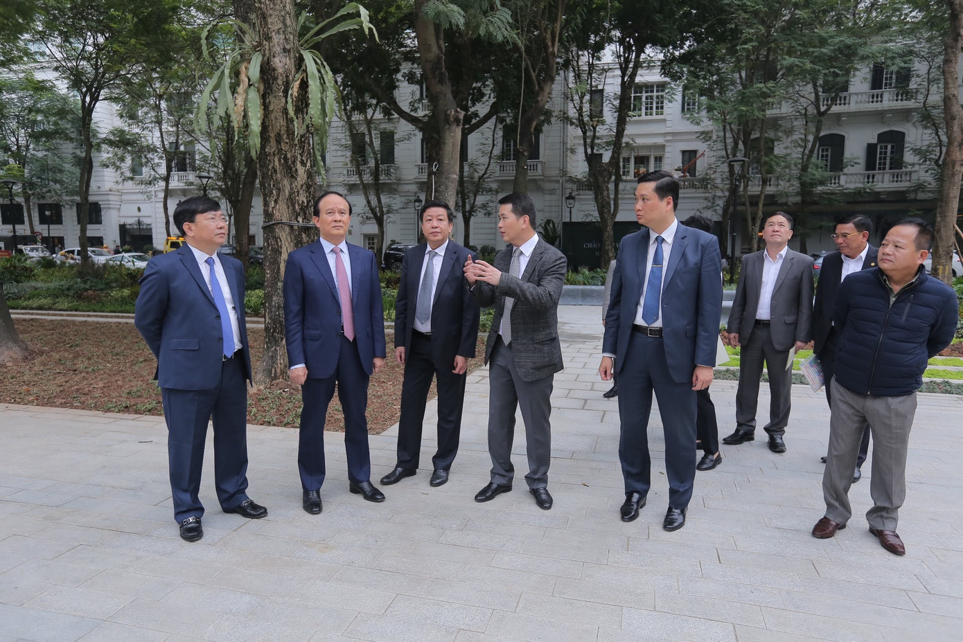 Chủ tịch UBND quận Hoàn Kiếm Phạm Tuấn Long giới thiệu về dự án cải tạo vườn hoa Diên Hồng với Chủ tịch HĐND thành phố Hà Nội Nguyễn Ngọc Tuấn và Phó Chủ tịch UBND thành phố Dương Đức Tuấn. Ảnh: Duy Phạm