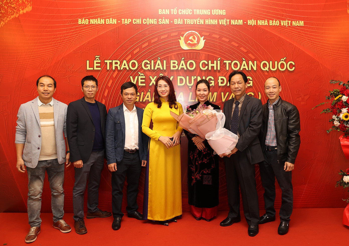 Phó Tổng Biên tập báo Tiền Phong Lê Minh Toản (thứ hai từ phải sang) chúc mừng các tác giả trong nhóm tác giả đạt giải C Búa liềm vàng 2022 (Ảnh: PV). Phó Tổng Biên tập báo Tiền Phong Lê Minh Toản (thứ hai từ phải sang) chúc mừng các tác giả trong nhóm tác giả đạt giải C Búa liềm vàng 2022 (Ảnh: PV).