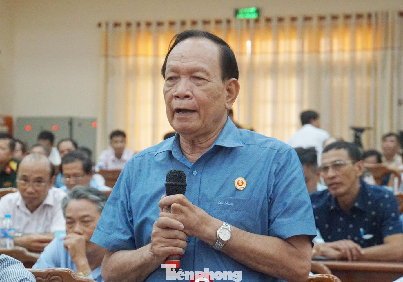 Cử tri nêu vấn đề với Thủ tướng Phạm Minh Chính và các đại biểu Quốc hội. Ảnh: Hoà Hội. Cử tri nêu vấn đề với Thủ tướng Phạm Minh Chính và các đại biểu Quốc hội. Ảnh: Hoà Hội.