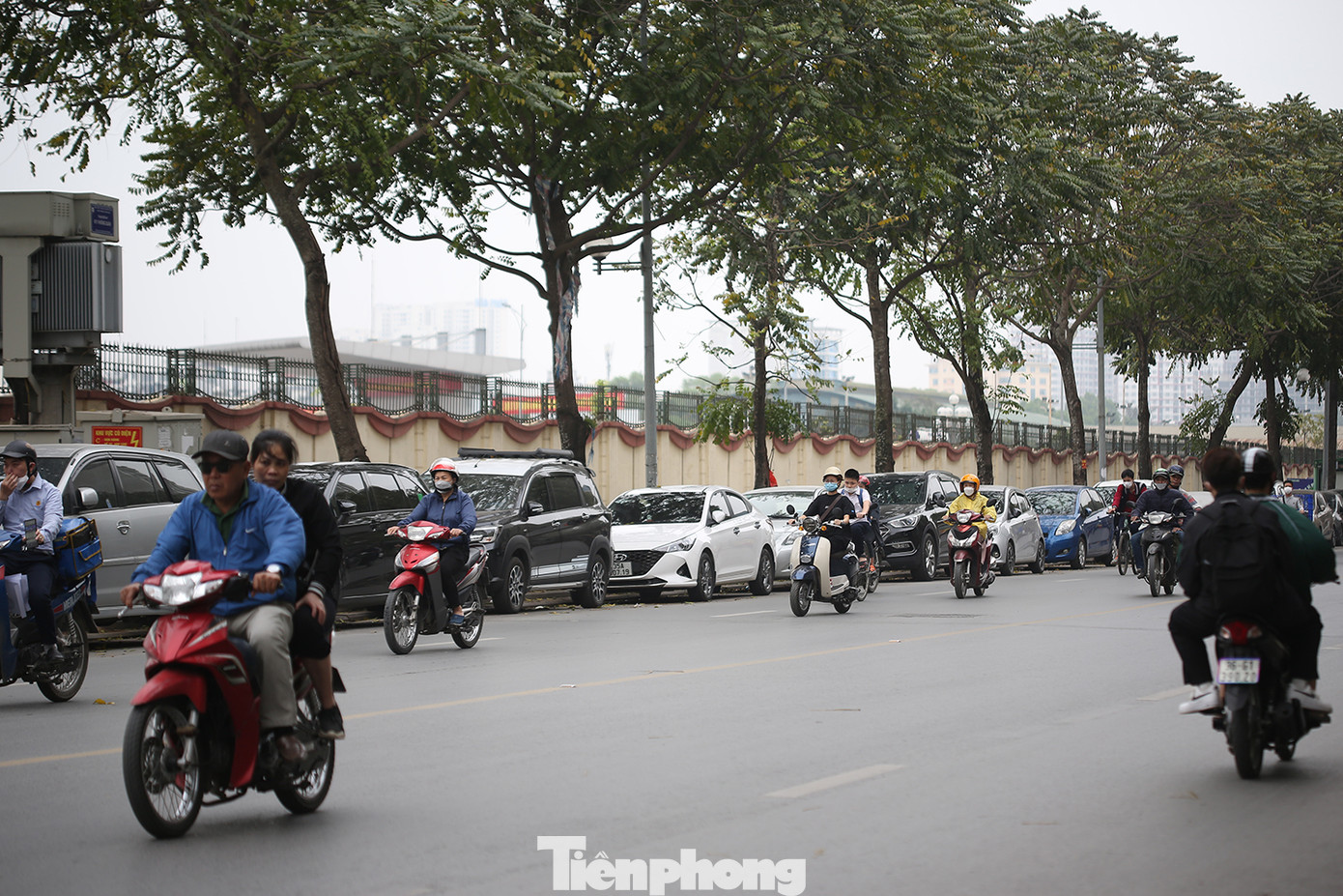 Tuyến đường Lê Trọng Tấn (Thanh Xuân, Hà Nội) xuất hiện dày đặc ô tô dừng, đỗ hai bên đường. Theo kiểm đếm của phóng viên, có hàng trăm ô tô dừng đỗ cả ngày lẫn đêm tại đây. Ảnh: Trường Phong. Tuyến đường Lê Trọng Tấn (Thanh Xuân, Hà Nội) xuất hiện dày đặc ô tô dừng, đỗ hai bên đường. Theo kiểm đếm của phóng viên, có hàng trăm ô tô dừng đỗ cả ngày lẫn đêm tại đây. Ảnh: Trường Phong.