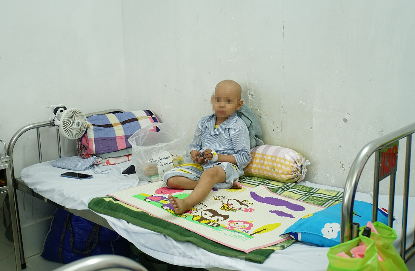 Các em thiếu nhi đang xạ trị tại bệnh viện.