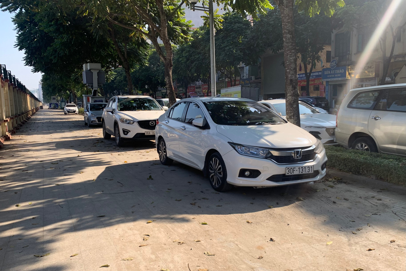 Tuyến phố Lê Trọng Tấn (Thanh Xuân, Hà Nội) được coi là tuyến phố kiểu mẫu về thiết kế đô thị, trong đó vỉa hè được lát bằng đá tự nhiên, đầu tư từ năm 2016. Mới đây, Ban QLDA quận Thanh Xuân đã triển khai duy tu, sửa chữa các khu vực bị hư hỏng, xuống cấp. Trong ảnh là một đoạn vỉa hè phố Lê Trọng Tấn hoàn thành sau khi sửa chữa - lại trở thành nơi dừng, đỗ ô tô. Ảnh: Duy Phạm