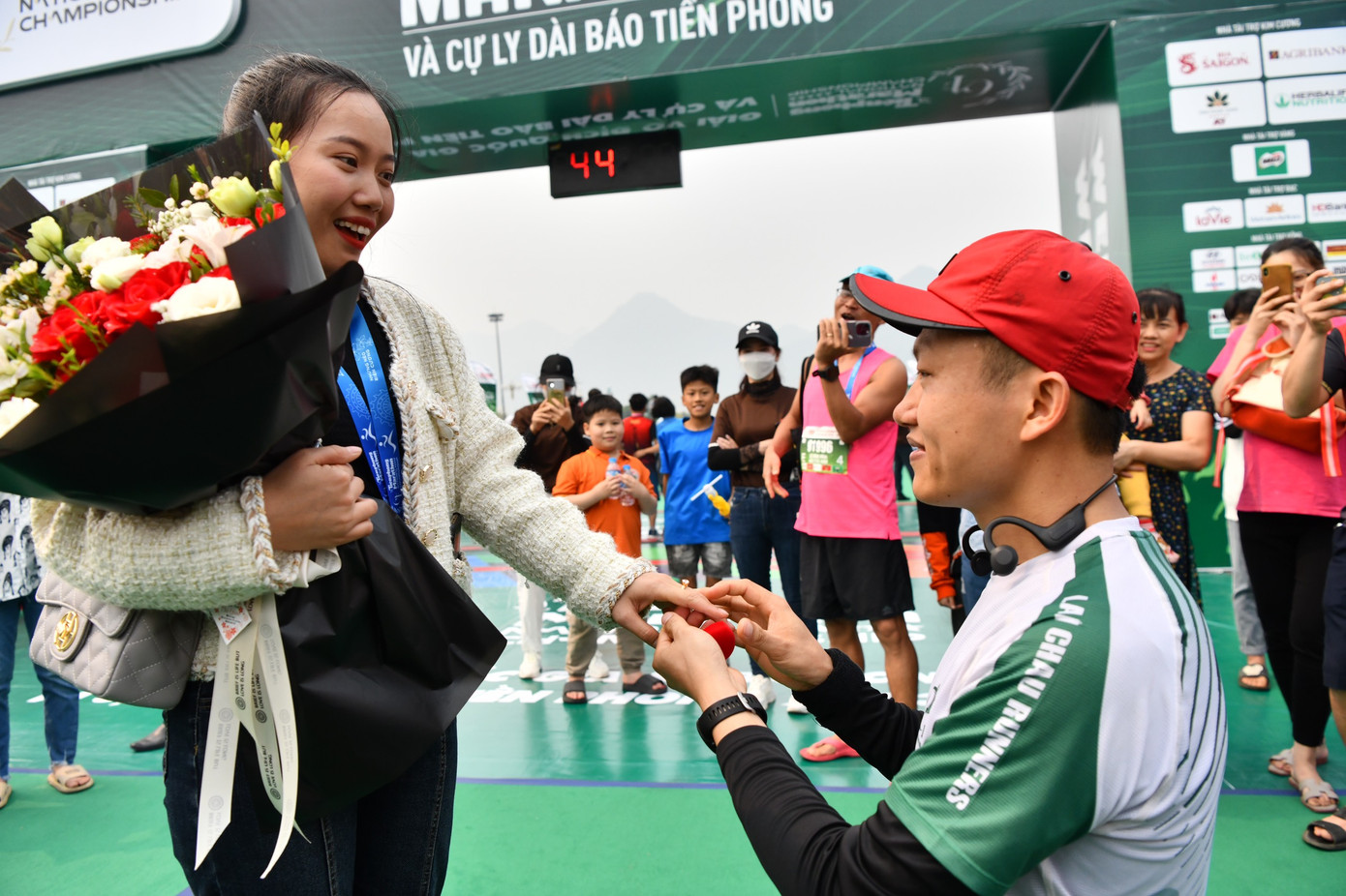 Màn cầu hôn ở vạch đích Tiền Phong Marathon 2023. Ảnh: Như Ý