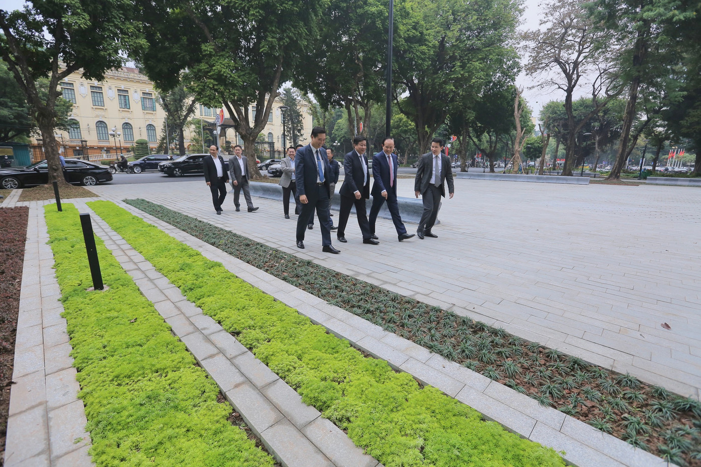Dự án nhằm nâng cao chất lượng không gian đô thị, không gian công cộng cho người dân Hà Nội. Trong ảnh: Chủ tịch HĐND thành phố Hà Nội Nguyễn Ngọc Tuấn, Phó Chủ tịch UBND thành phố Dương Đức Tuấn, Chủ tịch UBND quận Hoàn Kiếm Phạm Tuấn Long và một số đại biểu thăm quan vườn hoa Diên Hồng. Ảnh: Duy Phạm Dự án nhằm nâng cao chất lượng không gian đô thị, không gian công cộng cho người dân Hà Nội. Trong ảnh: Chủ tịch HĐND thành phố Hà Nội Nguyễn Ngọc Tuấn, Phó Chủ tịch UBND thành phố Dương Đức Tuấn, Chủ tịch UBND quận Hoàn Kiếm Phạm Tuấn Long và một số đại biểu thăm quan vườn hoa Diên Hồng. Ảnh: Duy Phạm