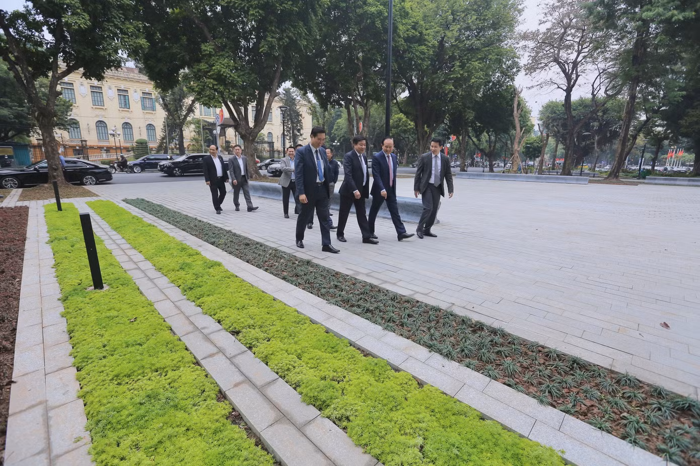 Dự án nhằm nâng cao chất lượng không gian đô thị, không gian công cộng cho người dân Hà Nội. Trong ảnh: Chủ tịch HĐND thành phố Hà Nội Nguyễn Ngọc Tuấn, Phó Chủ tịch UBND thành phố Dương Đức Tuấn, Chủ tịch UBND quận Hoàn Kiếm Phạm Tuấn Long và một số đại biểu thăm quan vườn hoa Diên Hồng. Ảnh: Duy Phạm Dự án nhằm nâng cao chất lượng không gian đô thị, không gian công cộng cho người dân Hà Nội. Trong ảnh: Chủ tịch HĐND thành phố Hà Nội Nguyễn Ngọc Tuấn, Phó Chủ tịch UBND thành phố Dương Đức Tuấn, Chủ tịch UBND quận Hoàn Kiếm Phạm Tuấn Long và một số đại biểu thăm quan vườn hoa Diên Hồng. Ảnh: Duy Phạm