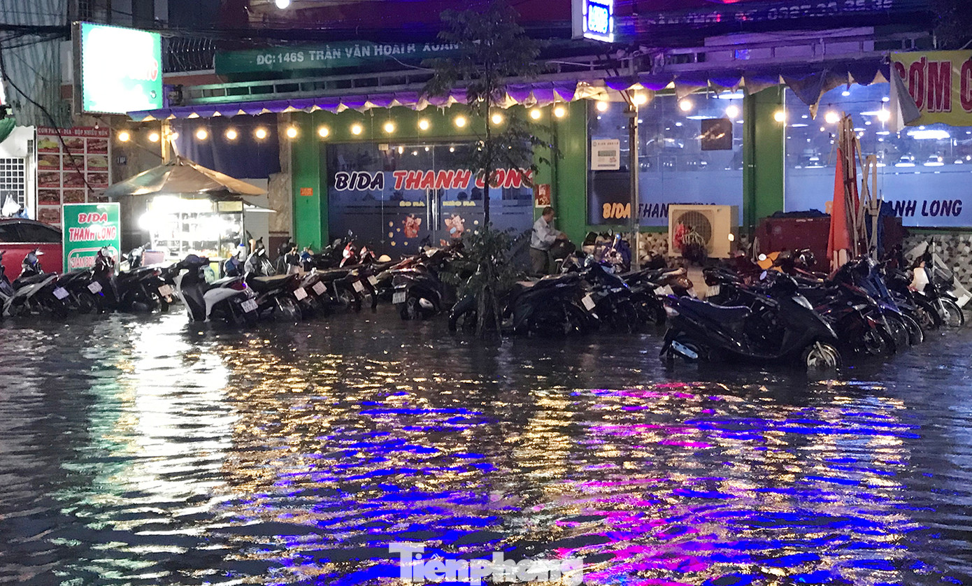 Trong khi đó, nhiều phương tiện xe máy đỗ trên vỉa hè cũng bị nước ngập nửa bánh xe.