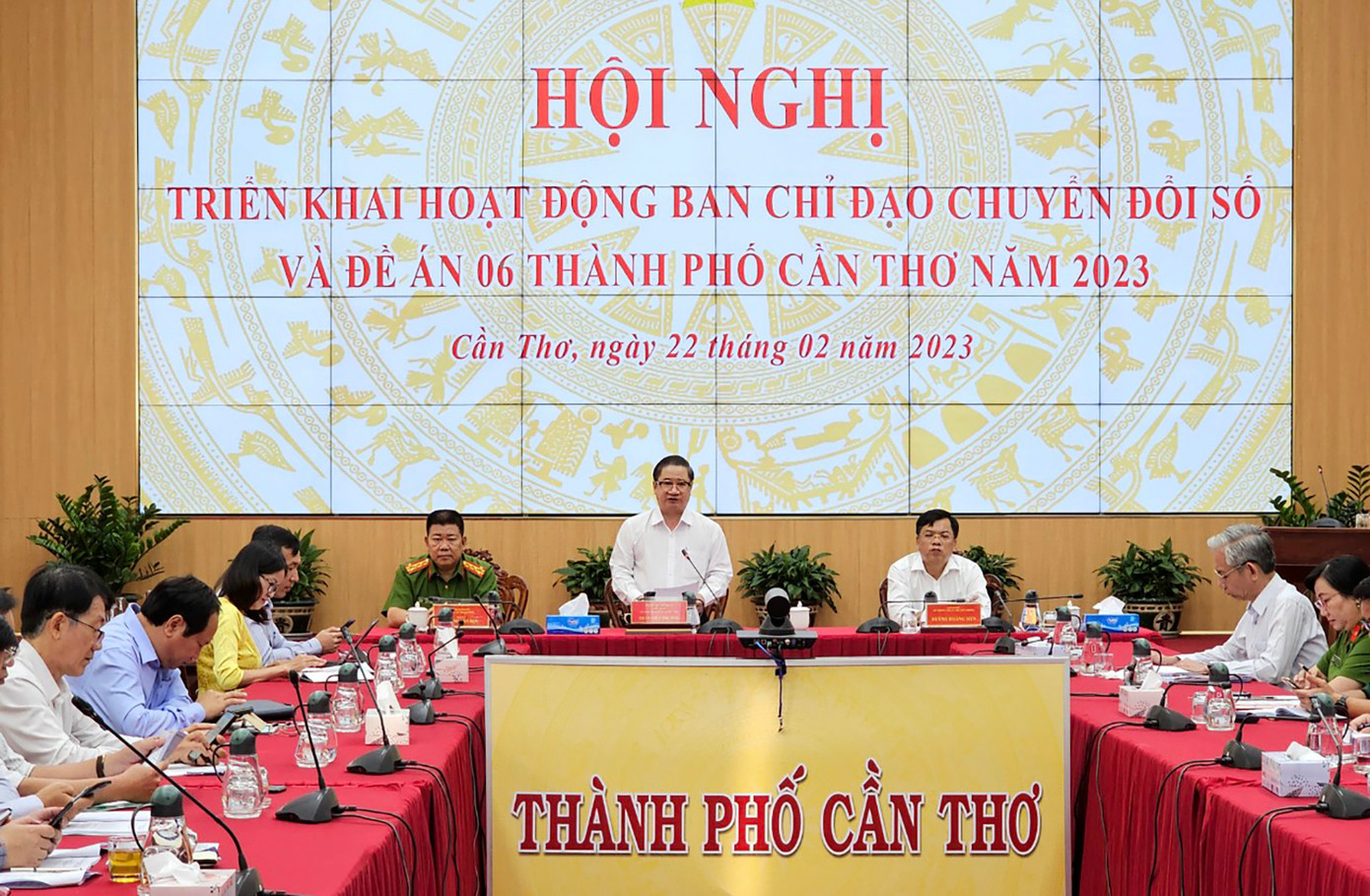 Chủ tịch UBND thành phố Cần Thơ Trần Việt Trường mới đây vừa chỉ đạo tăng cường công tác kiểm tra, chấn chỉnh việc thực hiện nhiệm vụ của cán bộ, công chức, viên chức trên địa bàn toàn thành phố. Kiên quyết khắc phục tình trạng đùn đẩy, né tránh trách nhiệm, không dám làm, không dám tham mưu, đề xuất, không dám chịu trách nhiệm; rút ngắn thời gian xử lý công việc và nâng cao hiệu lực, hiệu quả công tác chỉ đạo, điều hành. Ảnh: PV. Chủ tịch UBND thành phố Cần Thơ Trần Việt Trường mới đây vừa chỉ đạo tăng cường công tác kiểm tra, chấn chỉnh việc thực hiện nhiệm vụ của cán bộ, công chức, viên chức trên địa bàn toàn thành phố. Kiên quyết khắc phục tình trạng đùn đẩy, né tránh trách nhiệm, không dám làm, không dám tham mưu, đề xuất, không dám chịu trách nhiệm; rút ngắn thời gian xử lý công việc và nâng cao hiệu lực, hiệu quả công tác chỉ đạo, điều hành. Ảnh: PV.