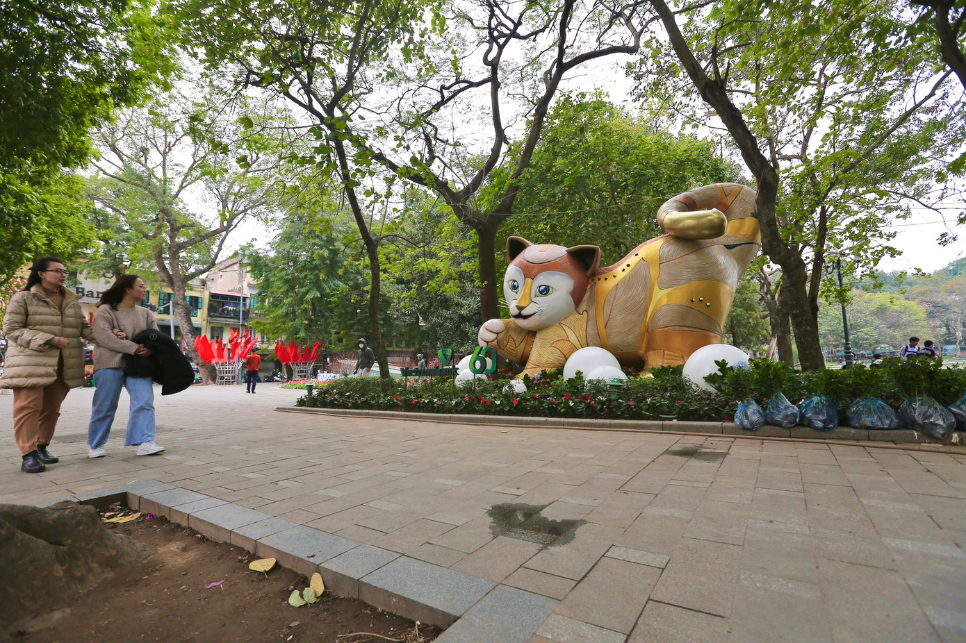 Mô hình mèo chơi đùa với bóng được đặt bên bờ hồ Gươm để chào đón Tết Nguyên đán Quý Mão 2023. Ảnh: Duy Phạm