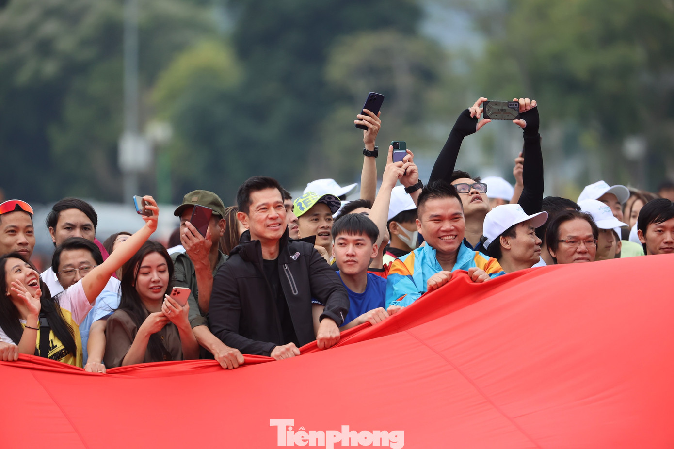 Ông Bennett Neo (áo đen) Tổng Giám đốc - Tổng Cty Cổ phần Bia - rượu - nước giải khát Sài Gòn (SABECO) tại lễ tôn vinh cờ Tổ quốc trong khuôn khổ Tiền Phong Marathon 2023. Ảnh: PV