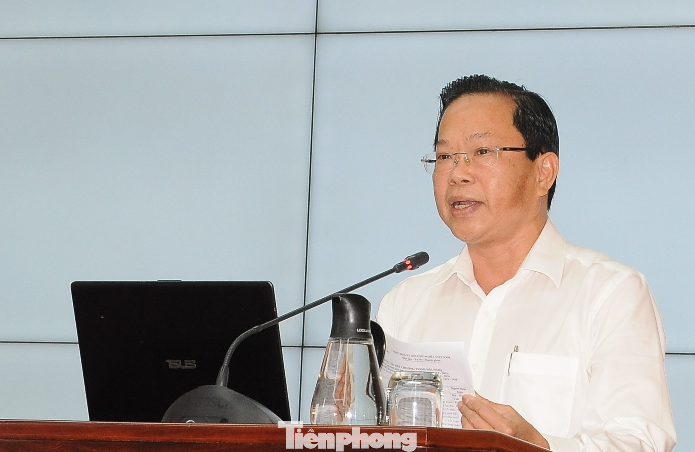 Giám đốc Sở Nội vụ Cần Thơ Châu Việt Tha báo cáo công tác tinh giản biên chế của thành phố. Ảnh: CK.