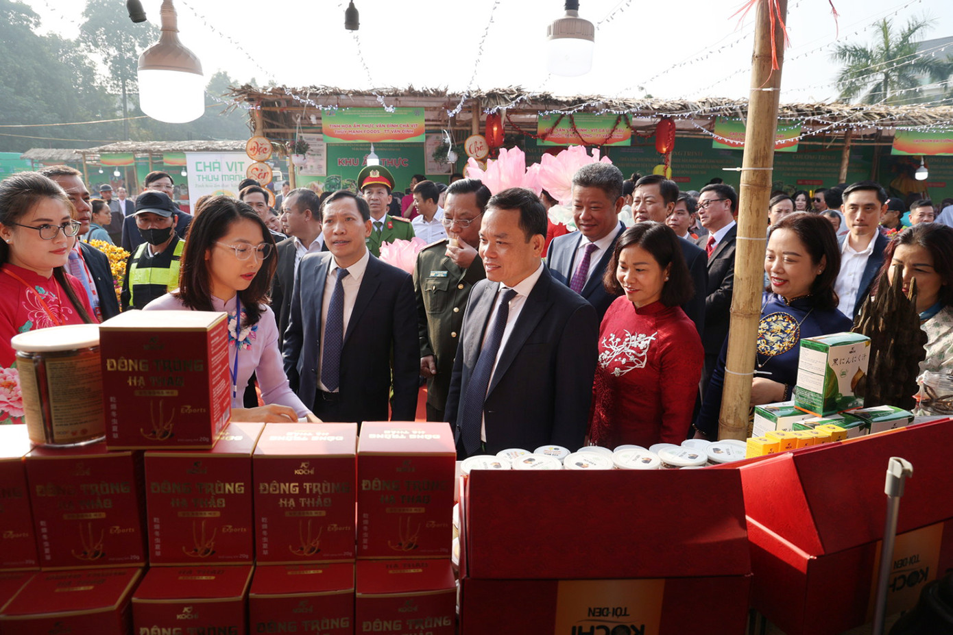 Phó Thủ tướng Chính phủ Trần Lưu Quang và các đại biểu khách mời tham quan các sản phẩm đặc trưng, sản phẩm làng nghề của huyện Ứng Hoà. Ảnh: Duy Phạm. Phó Thủ tướng Chính phủ Trần Lưu Quang và các đại biểu khách mời tham quan các sản phẩm đặc trưng, sản phẩm làng nghề của huyện Ứng Hoà. Ảnh: Duy Phạm.