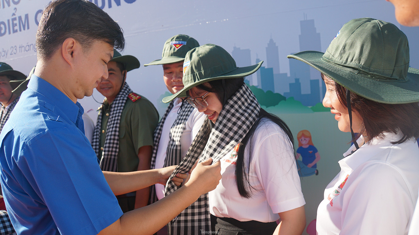 Anh Nguyễn Minh Triết trao tặng khăn cho Đội trí thức trẻ chuyển giao tiến bộ kỹ thuật cho thanh niên, người dân tại tỉnh Bến Tre. Ảnh: Hòa Hội Anh Nguyễn Minh Triết trao tặng khăn cho Đội trí thức trẻ chuyển giao tiến bộ kỹ thuật cho thanh niên, người dân tại tỉnh Bến Tre. Ảnh: Hòa Hội