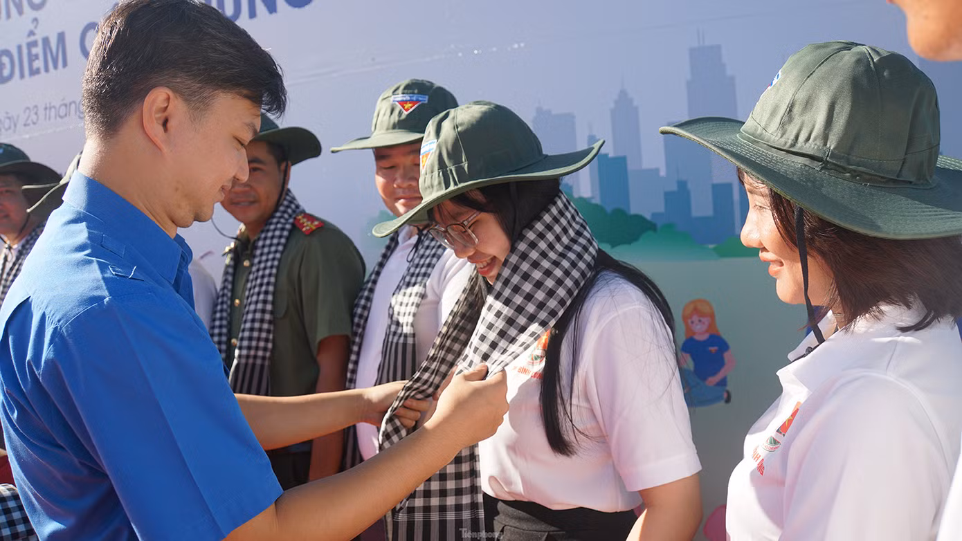 Anh Nguyễn Minh Triết trao tặng khăn cho Đội trí thức trẻ chuyển giao tiến bộ kỹ thuật cho thanh niên, người dân tại tỉnh Bến Tre. Ảnh: Hòa Hội Anh Nguyễn Minh Triết trao tặng khăn cho Đội trí thức trẻ chuyển giao tiến bộ kỹ thuật cho thanh niên, người dân tại tỉnh Bến Tre. Ảnh: Hòa Hội