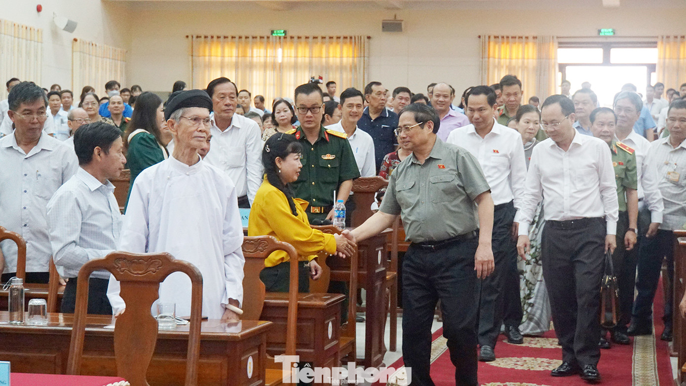 Bà con cử tri thành phố Cần Thơ vui mừng đón Thủ tướng Phạm Minh Chính. Trong ảnh, Thủ tướng Phạm Minh Chính bắt tay chào cử tri thành phố Cần Thơ. Ảnh: Hoà Hội.