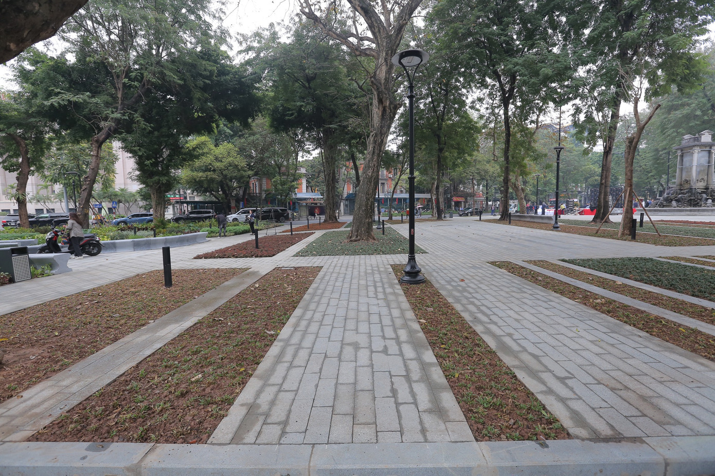 Các chuyên gia đầu ngành về quy hoạch đô thị cũng đánh giá cao bố cục, cấu trúc sau cải tạo vườn hoa Diên Hồng, đã mở rộng tầm nhìn từ vườn hoa ra không gian xung quanh, kết nối các quần thể kiến trúc. Ảnh: Duy Phạm Các chuyên gia đầu ngành về quy hoạch đô thị cũng đánh giá cao bố cục, cấu trúc sau cải tạo vườn hoa Diên Hồng, đã mở rộng tầm nhìn từ vườn hoa ra không gian xung quanh, kết nối các quần thể kiến trúc. Ảnh: Duy Phạm