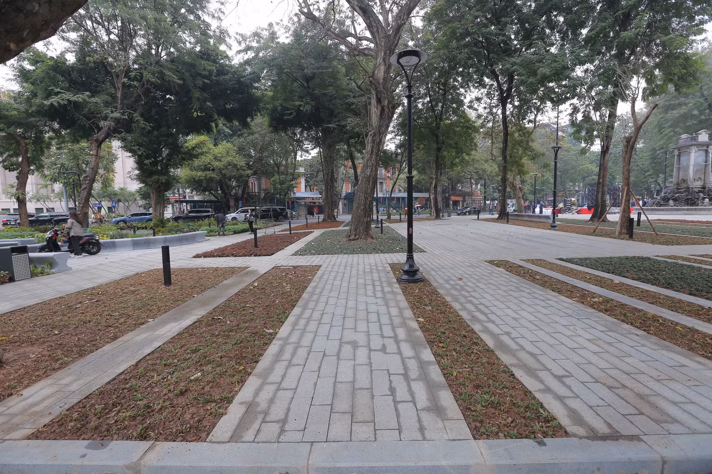 Các chuyên gia đầu ngành về quy hoạch đô thị cũng đánh giá cao bố cục, cấu trúc sau cải tạo vườn hoa Diên Hồng, đã mở rộng tầm nhìn từ vườn hoa ra không gian xung quanh, kết nối các quần thể kiến trúc. Ảnh: Duy Phạm Các chuyên gia đầu ngành về quy hoạch đô thị cũng đánh giá cao bố cục, cấu trúc sau cải tạo vườn hoa Diên Hồng, đã mở rộng tầm nhìn từ vườn hoa ra không gian xung quanh, kết nối các quần thể kiến trúc. Ảnh: Duy Phạm