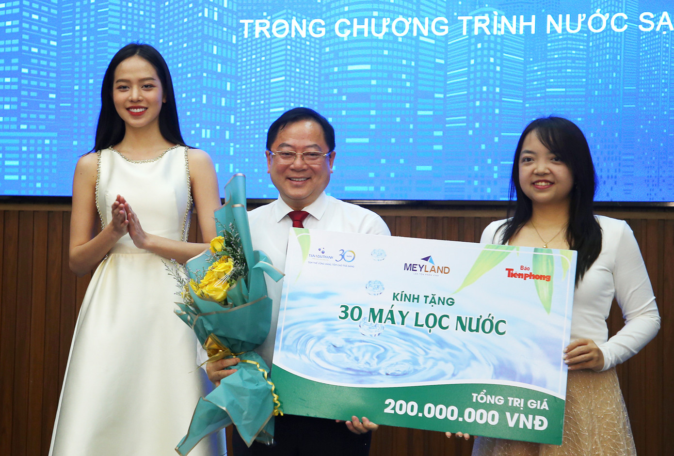 Lãnh đạo Tập đoàn Tân Á Đại Thành cùng Hoa hậu Việt Nam 2022 Huỳnh Thị Thanh Thuỷ trao bảng tượng trưng 30 máy lọc nước (trị giá 200 triệu đồng) cho nhà báo Lê Xuân Sơn - Tổng biên tập Báo Tiền Phong - để phối hợp thực hiện chương trình "Nước sạch biên cương". Ảnh: Nhật Huy. Lãnh đạo Tập đoàn Tân Á Đại Thành cùng Hoa hậu Việt Nam 2022 Huỳnh Thị Thanh Thuỷ trao bảng tượng trưng 30 máy lọc nước (trị giá 200 triệu đồng) cho nhà báo Lê Xuân Sơn - Tổng biên tập Báo Tiền Phong - để phối hợp thực hiện chương trình "Nước sạch biên cương". Ảnh: Nhật Huy.