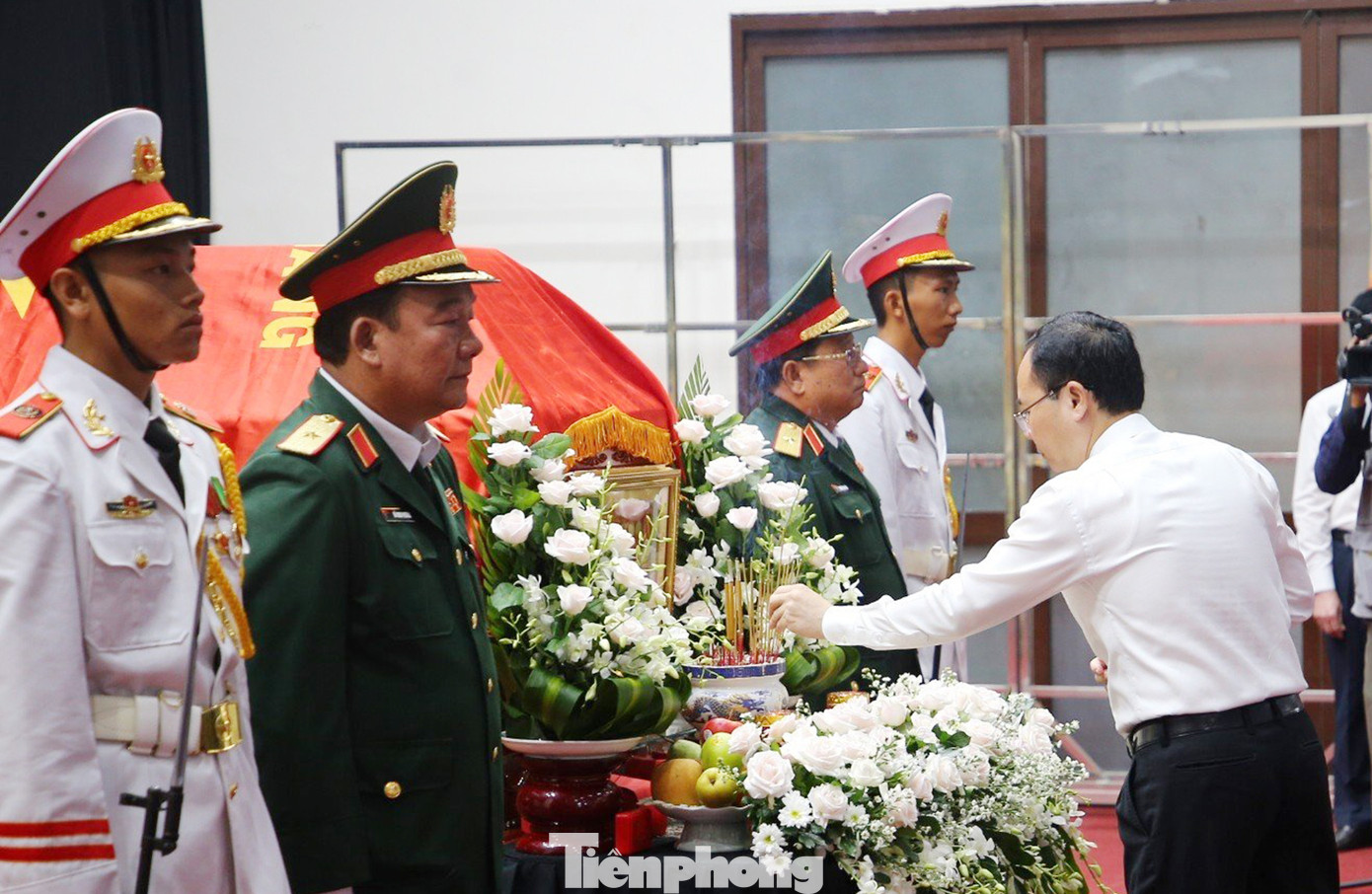 Bí thư Thành uỷ Cần Thơ Nguyễn Văn Hiếu thắp hương viếng đồng chí Lê Phước Thọ. (Ảnh: Nhật Huy)