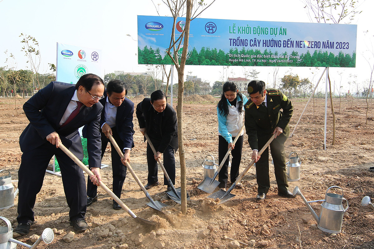 Phó Thủ tướng Chính phủ Trần Hồng Hà và các đại biểu trồng cây khởi động hướng đến Net zero năm 2023 tại huyện Mê Linh sáng 26/2. Ảnh: PV Phó Thủ tướng Chính phủ Trần Hồng Hà và các đại biểu trồng cây khởi động hướng đến Net zero năm 2023 tại huyện Mê Linh sáng 26/2. Ảnh: PV