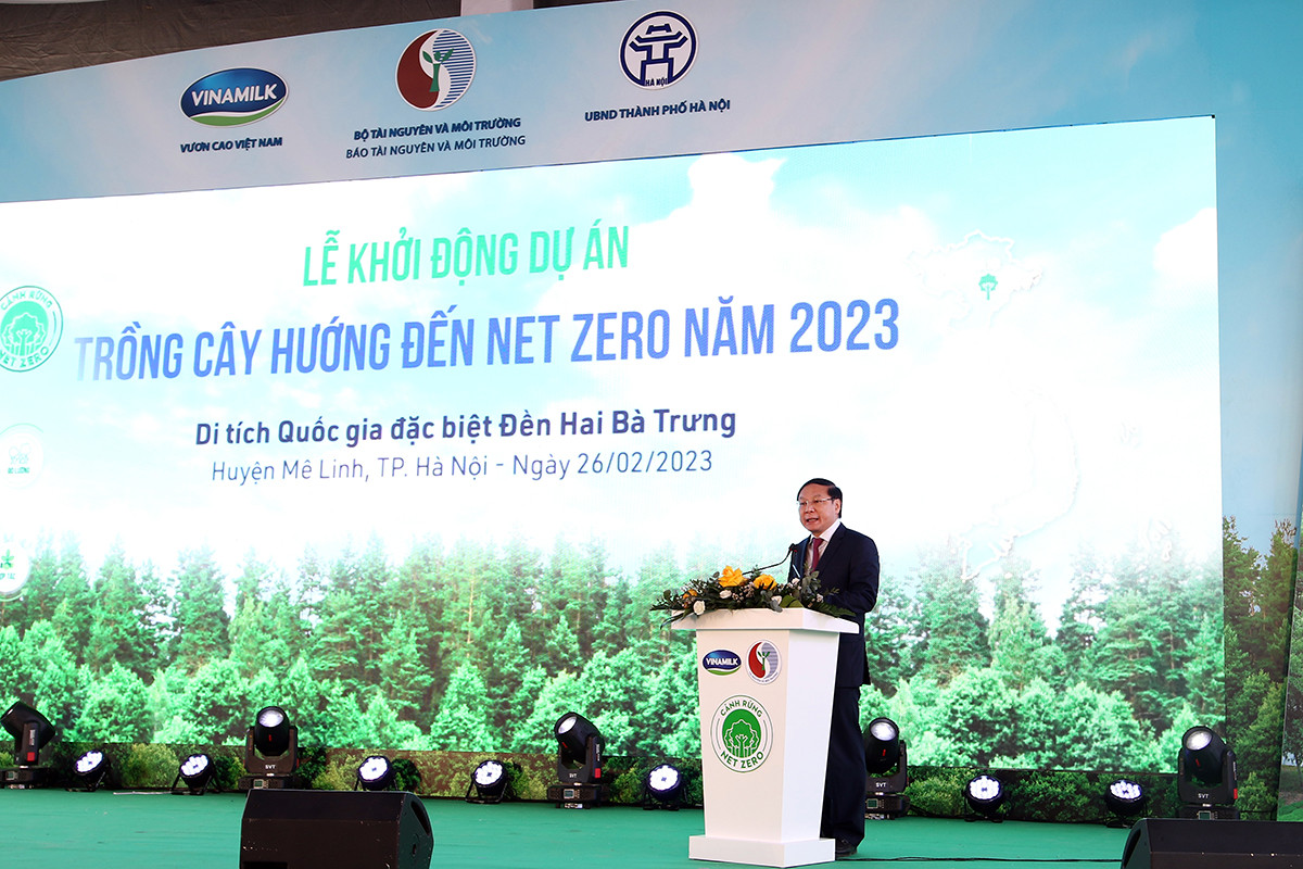 Thứ trưởng Bộ Tài nguyên và Môi trường (TN&MT) Lê Công Thành đánh giá cao dự án trồng cây hướng đến Net Zero do Vinamilk và Bộ TN&MT. Theo đó, dự án được thực hiện trong 5 năm từ 2023-2027 với tổng ngân sách 15 tỷ đồng. Ảnh: PV Thứ trưởng Bộ Tài nguyên và Môi trường (TN&MT) Lê Công Thành đánh giá cao dự án trồng cây hướng đến Net Zero do Vinamilk và Bộ TN&MT. Theo đó, dự án được thực hiện trong 5 năm từ 2023-2027 với tổng ngân sách 15 tỷ đồng. Ảnh: PV