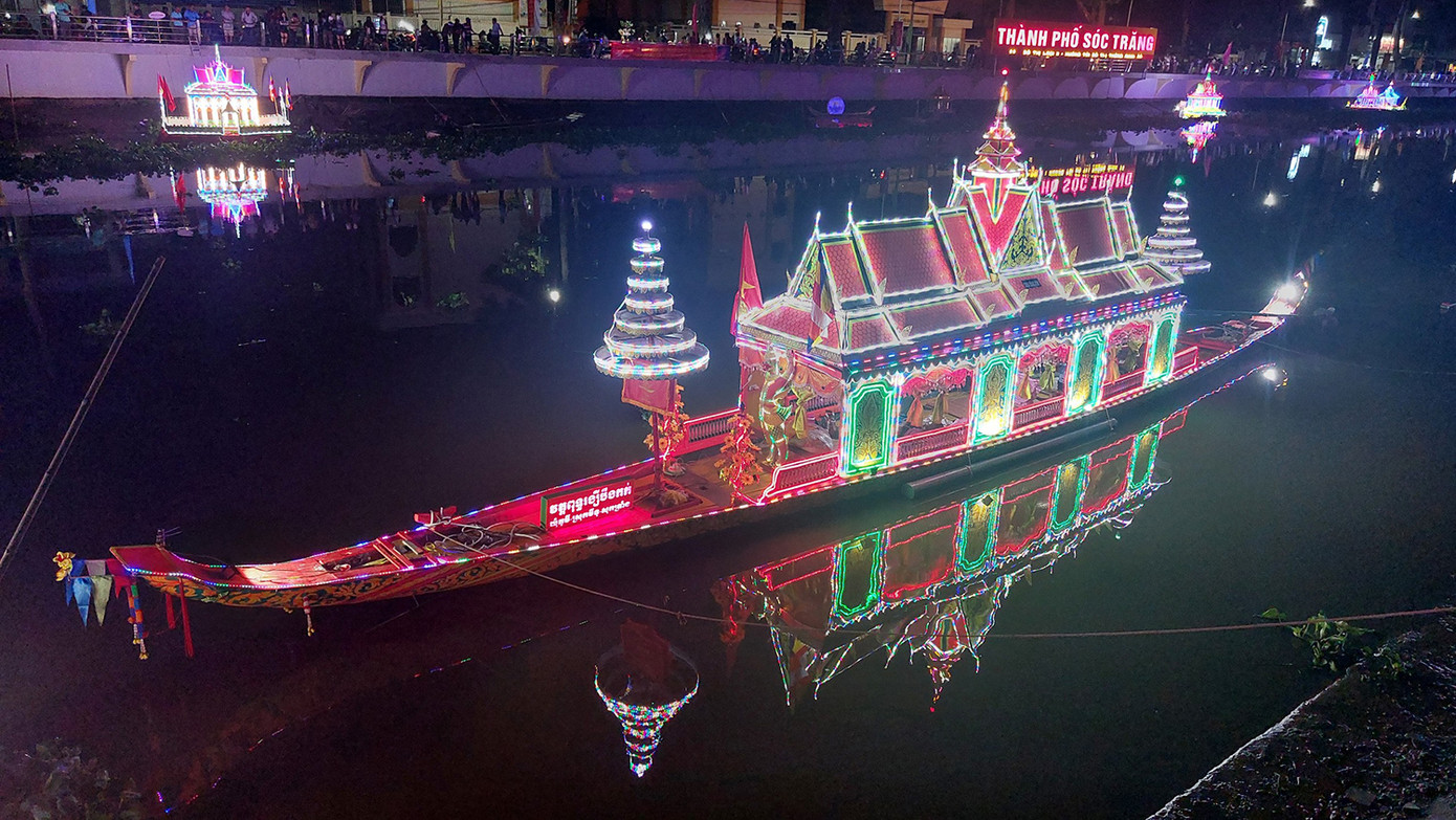 Trình diễn ghe Cà Hâu trên sông Maspero. Ảnh: Cao Xuân Lương.