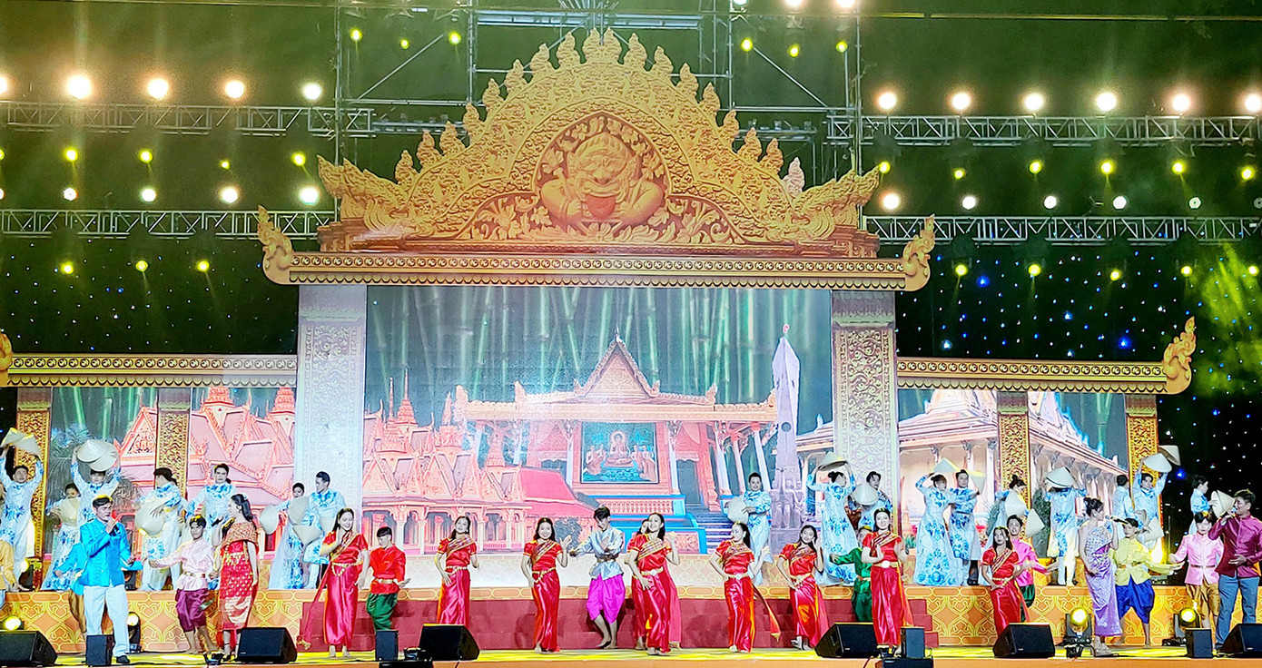 Sóc Trăng khai mạc Lễ hội Ok Om Bok - Đua ghe ngo tỉnh Sóc Trăng năm 2023 với chủ đề Sóc Trăng - Khát vọng vươn xa. Ảnh: Cao Xuân Lương.