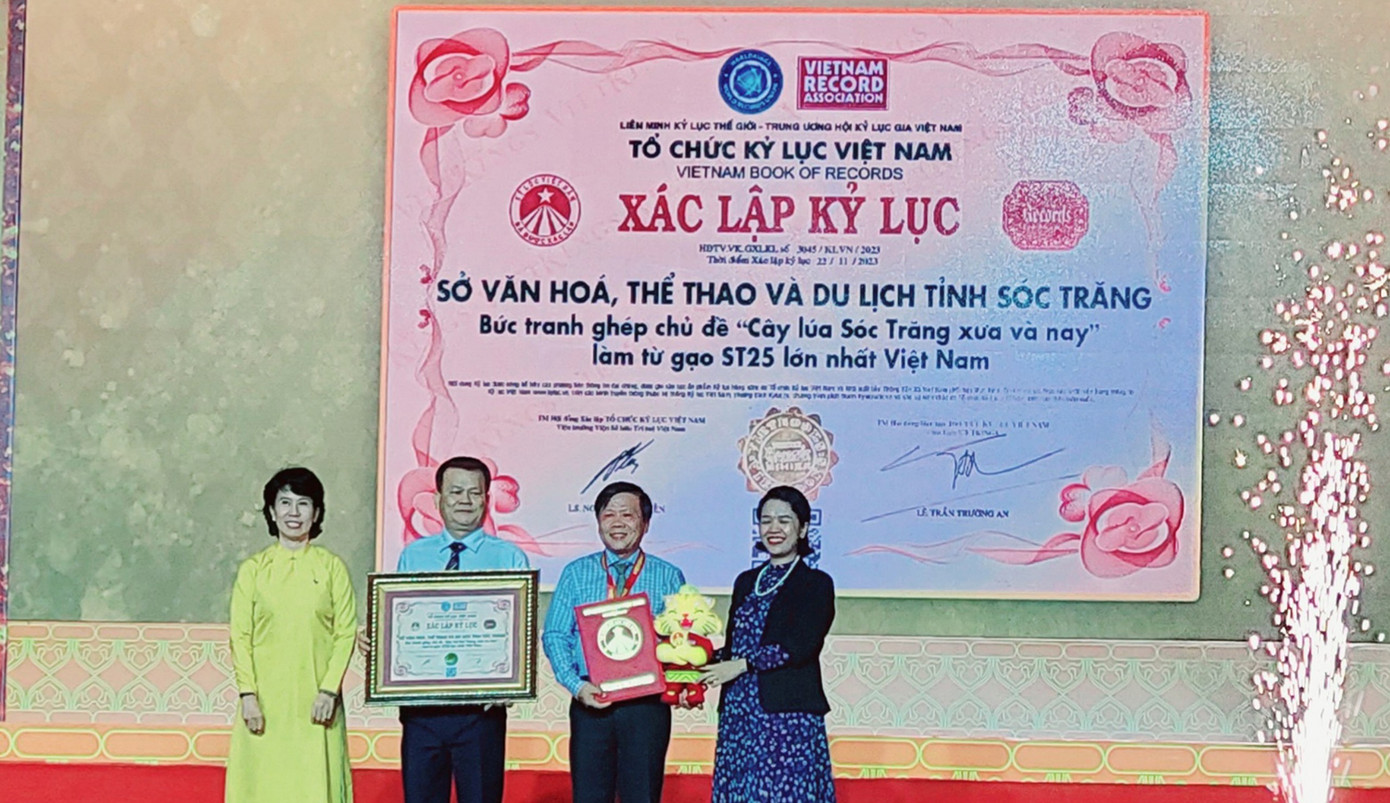 Trao xác lập kỷ lục Bức tranh ghép chủ đề Cây lúa Sóc Trăng xưa và nay làm từ gạo ST25 lớn nhất Việt Nam. Ảnh: Cao Xuân Lương.