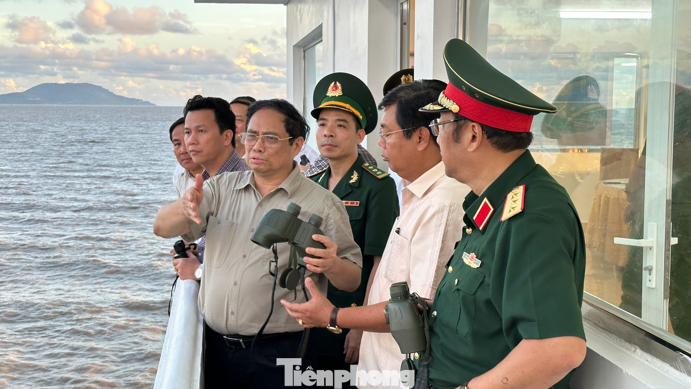 Thủ tướng Chính phủ Phạm Minh Chính khảo sát tình hình sạt lở tại Khu Du lịch Khai Long và Kênh Năm Ô Rô, xã Đất Mũi, tỉnh Cà Mau. Ảnh: Đoàn Bắc. Thủ tướng Chính phủ Phạm Minh Chính khảo sát tình hình sạt lở tại Khu Du lịch Khai Long và Kênh Năm Ô Rô, xã Đất Mũi, tỉnh Cà Mau. Ảnh: Đoàn Bắc.