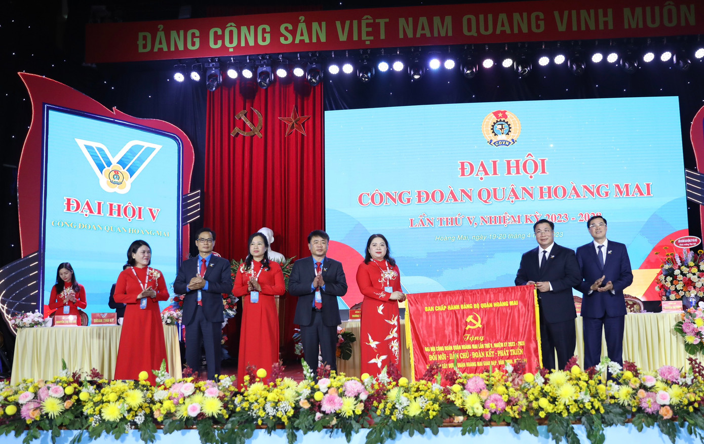 Lãnh đạo quận Hoàng Mai và Đoàn chủ tịch Đại hội Công đoàn quận Hoàng Mai. Ảnh: PV