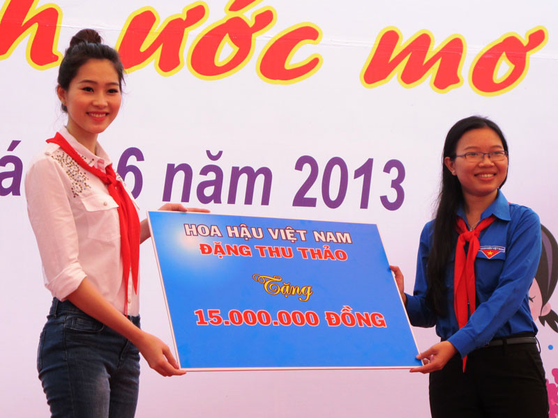 Hoa hậu Việt Nam 2012 Đặng Thu Thảo trao 15 triệu đồng cho Thành đoàn TP Cần Thơ