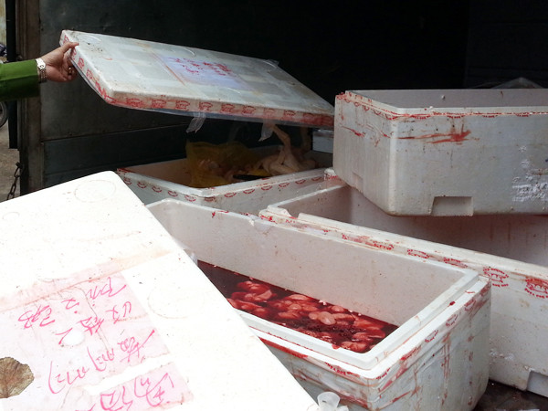 Số lòng lợn, thịt gà ngâm hóa chất có nguốn gốc Trung Quốc trên xe tải bị phát hiện