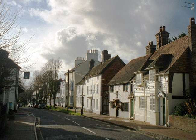 Con đường với những căn nhà cổ nằm san sát bên nhau