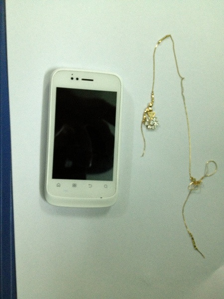 ĐTDĐ và dây chuyền vàng do hai tên cướp trước siêu thị Metro Bình Phú (Q.6 - TPHCM)