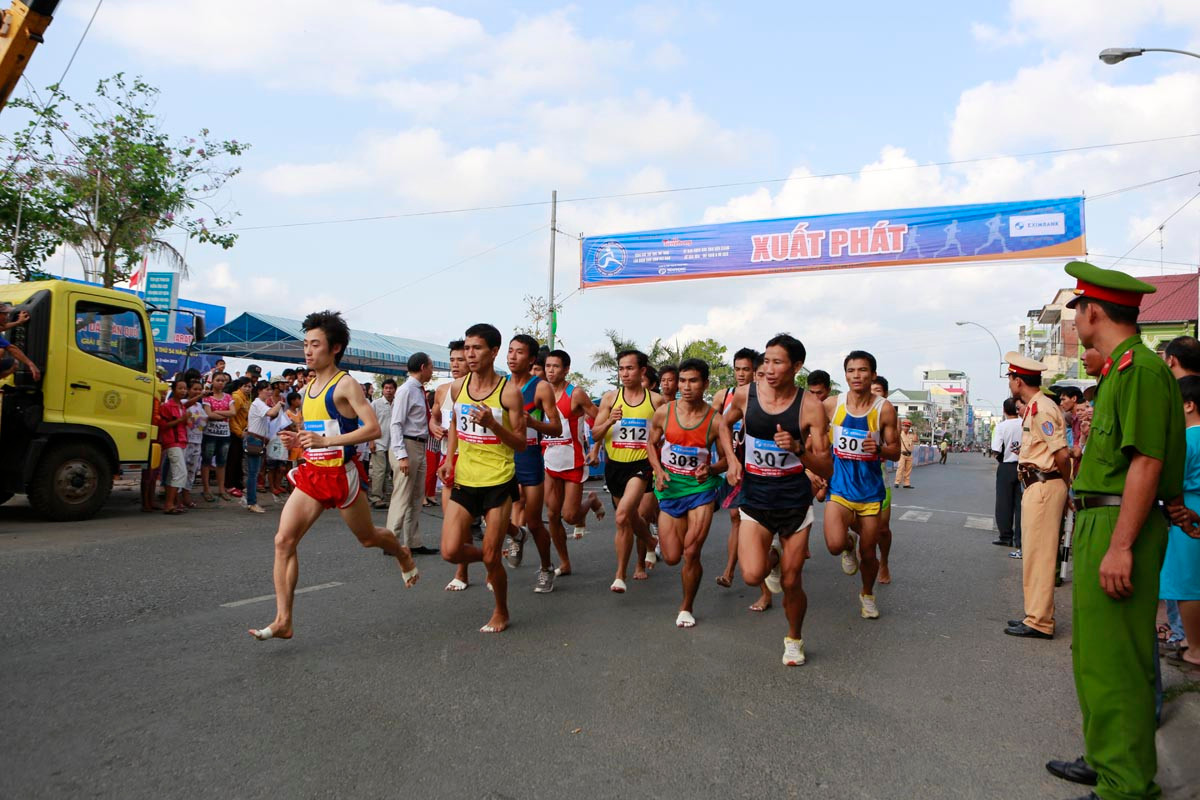 Các VĐV bước vào cuộc đua chính thức