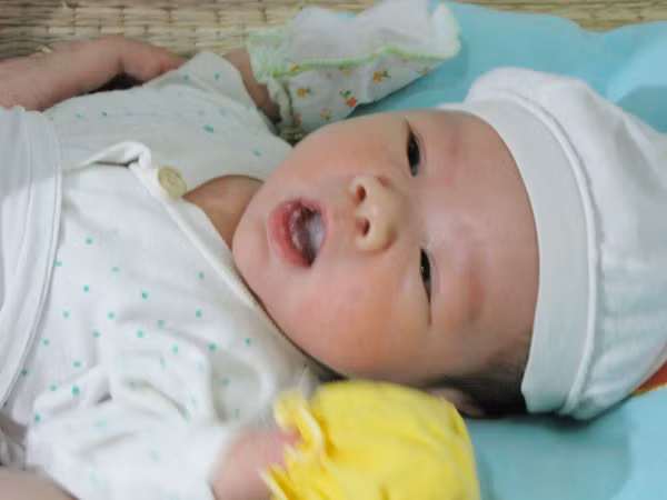 Bé Phạm Xuân Trường đang nằm trong viện phụ sản cũng với mẹ. Ảnh: Lãng Phong