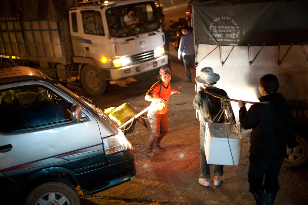 Chưa ai làm phép tính số lượng mà các nữ cửu vạn ở đây đã bốc vác. Nhưng hàng tấn hàng đã qua đôi tay của họ. Giữa chốn chợ đông, họ vừa bán sức lao động lại vừa đối mặt với những va chạm có lúc là giành việc, có lúc là giành lối đi, có khi là sự mất bình tĩnh khi sức nặng trĩu trên vai